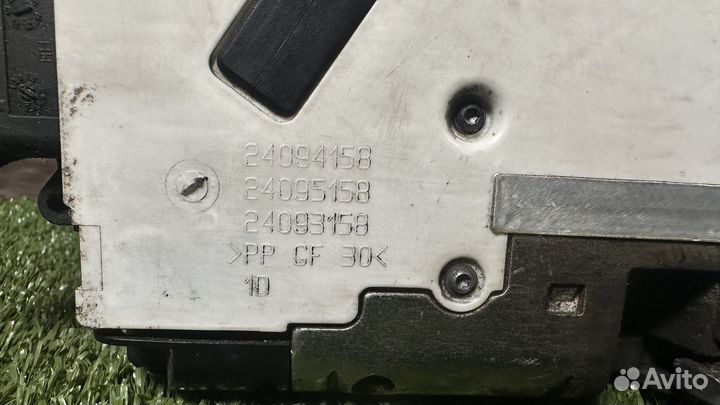 Замок правой двери Peugeot 207