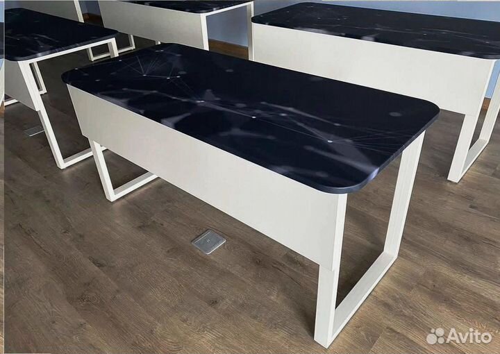 Компьютерный стол 'Demure Equipment'