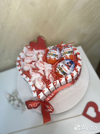 Торт из киндер, подарок из конфет