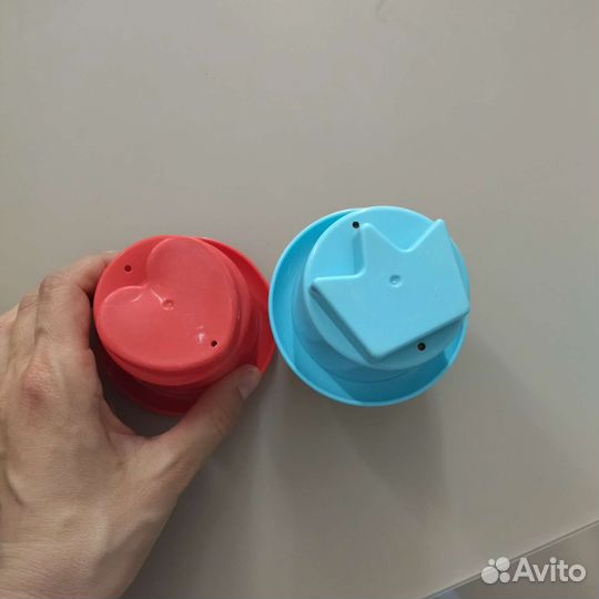 Маленькие обезьянки от игры и пирамидка