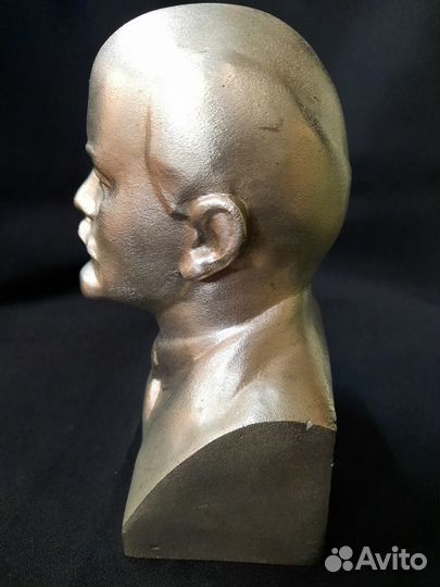 Бюст В.И.Ленина
