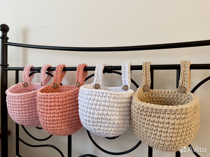 Корзинка для хранения вязаная на детскую кроватку