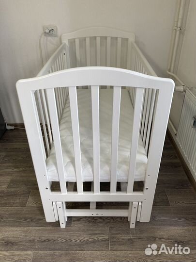 Детская кроватка с продольным маятником