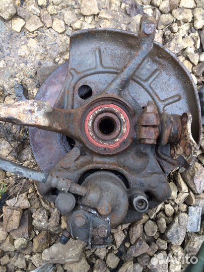 Кулак передний правый Volkswagen Golf 3