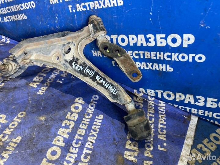 Передний левый рычаг Nissan Primera P10 седан 1993