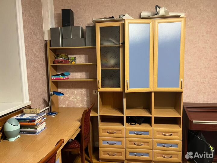 Компьютерный стол и мебель для учебной комнаты