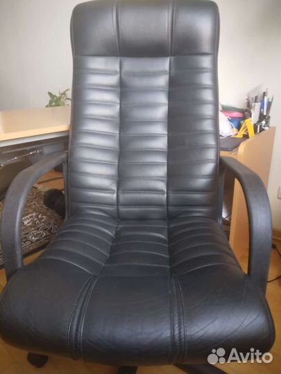 Офисное кожаное кресло