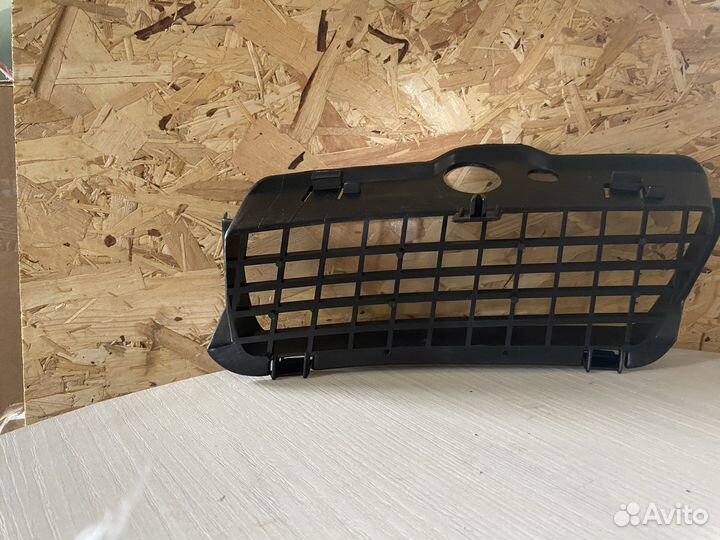 Решетка в бампер перднего левого Vw golf 3