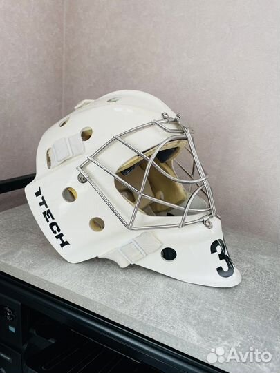 Хоккейный вратарский шлем
