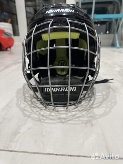 Продаю хоккейный шлем