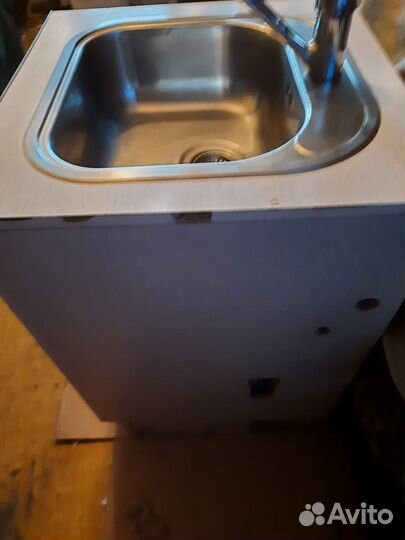 Раковина с тумбой и смесителем