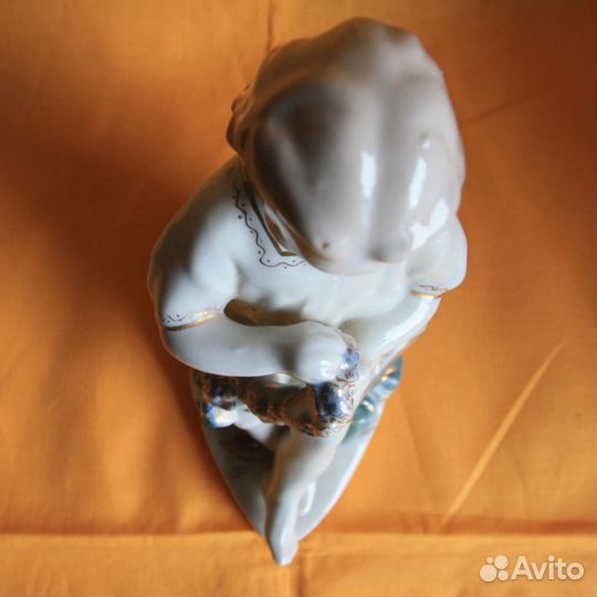 Фарфор: Статуэтка «Девочка с венком»