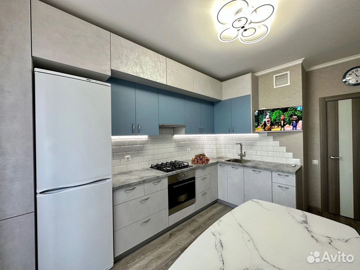 Угловая кухня под потолок на заказ в Новосибирске