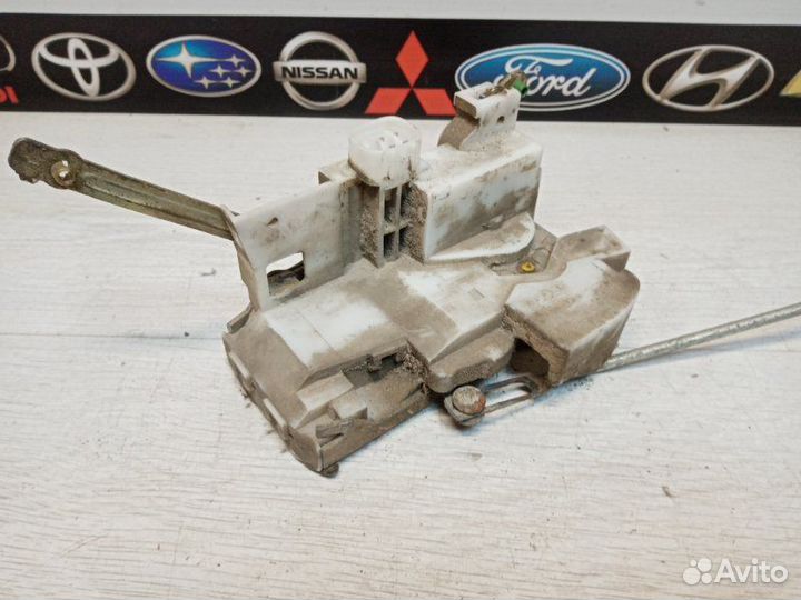 Замок двери передний правый Toyota Avensis CDT220L