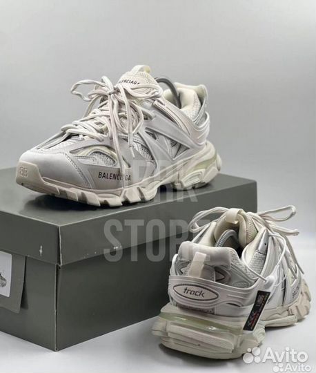 Кроссовки balenciaga track 1 белые на руках