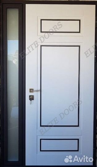 Металлическая входная дверь с боковым стеклом