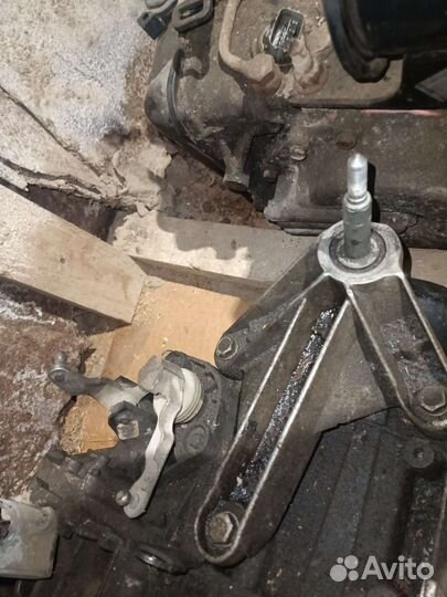 Кронштейн крепления МКПП Renault Megan 2