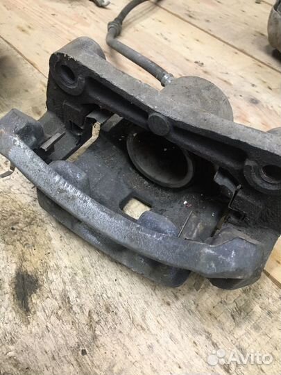 Суппорт тормозной передний Nissan Juke