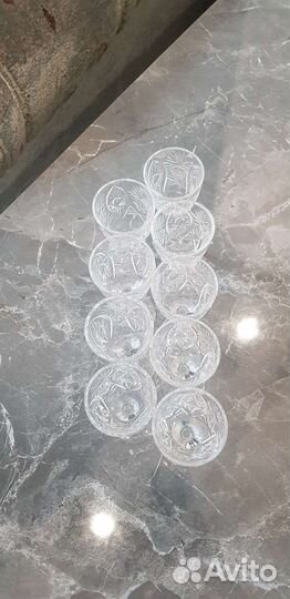 Хрустальные рюмки на ножке