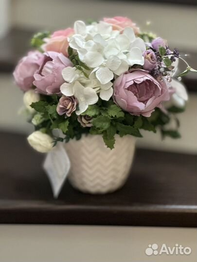 Композиция из искусственных цветы для декора