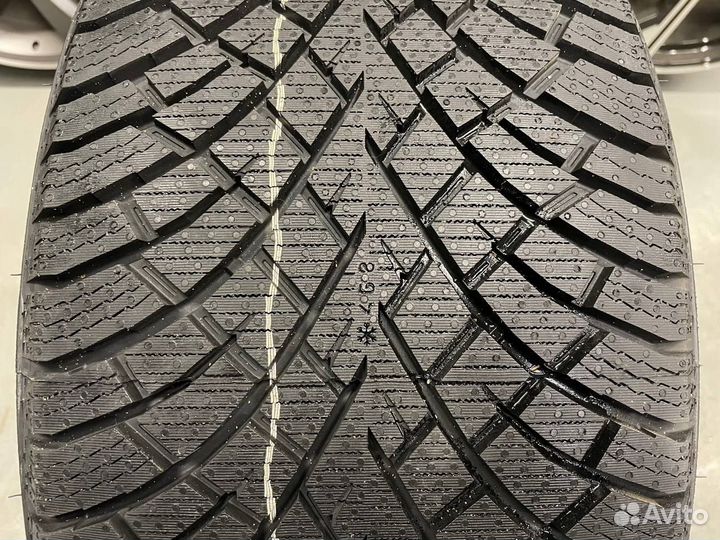 Nokian Tyres Hakkapeliitta R5 245/40 R20 99T