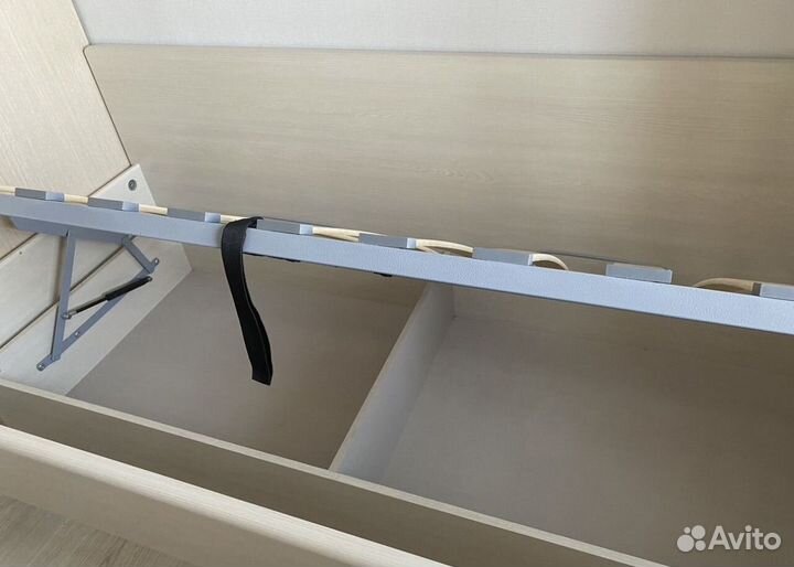 Кровать полутороспальная с подъемным механизмом