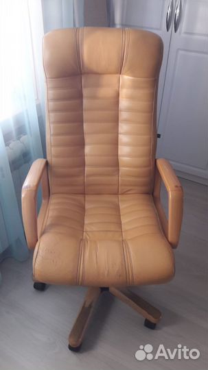 Офисное кожаное кресло руководителя