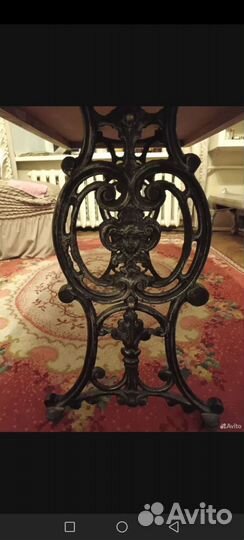 Стол на чугунном основании