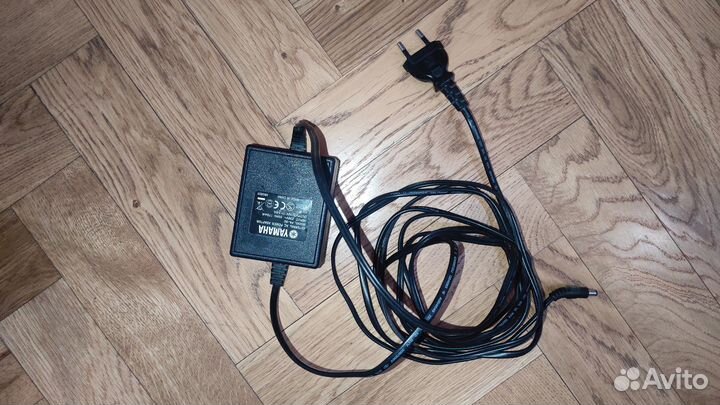 Синтезатор Yamaha PSR-E403 с подставкой