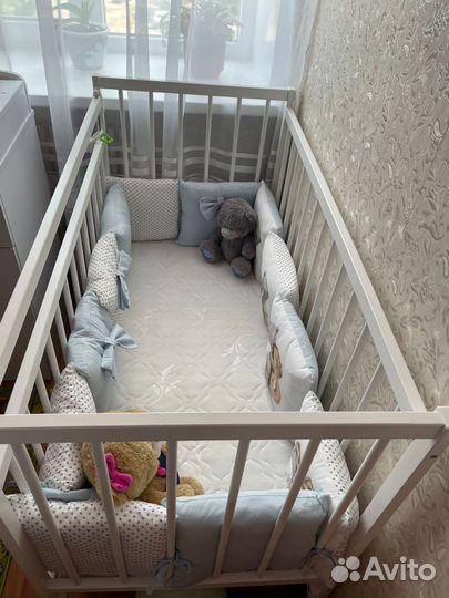 Детская кроватка с маятником