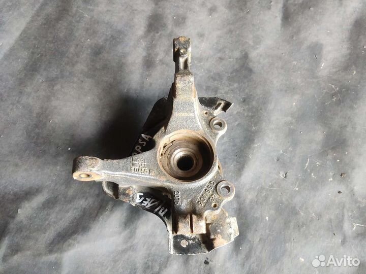 Кулак передний левый Opel Corsa D