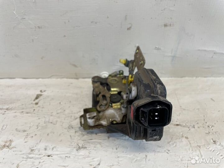 Замок двери передний правый Hyundai Elantra XD