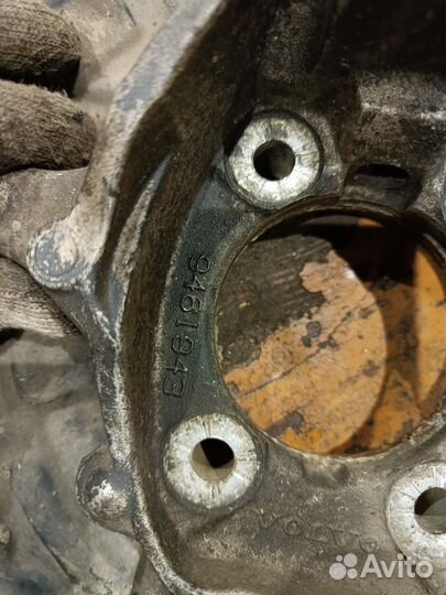 Кулак передний левый Volvo s60,s80,xc70,v70 2001+