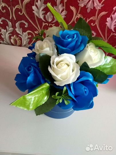 Композиция из искусственных цветов