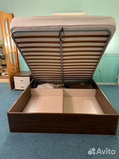 Кровать с матрасом