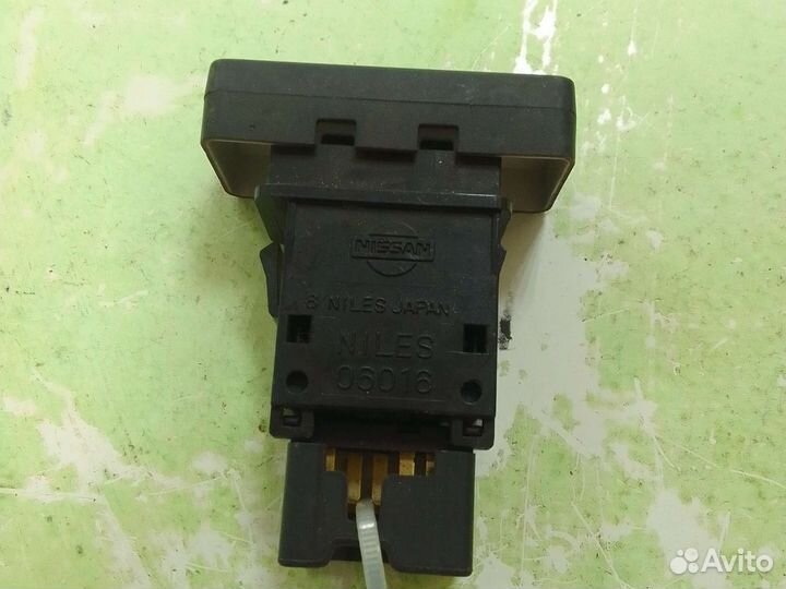Кнопка аварийной сигнализации Nissan X-Trail T31 S