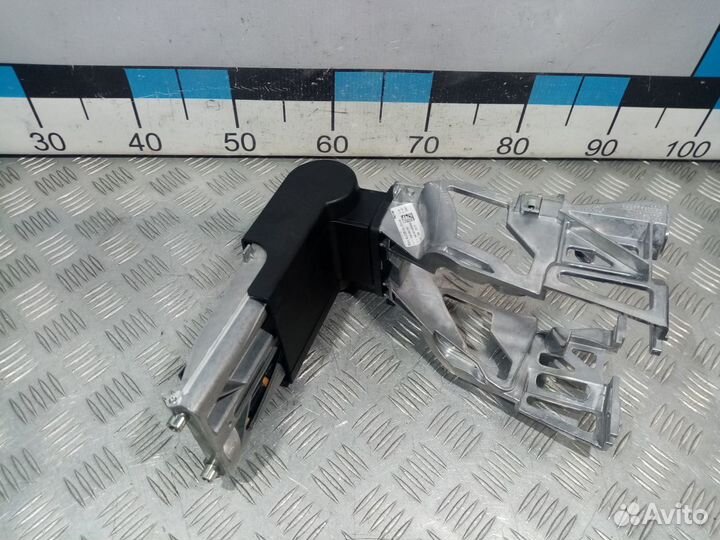 Б/У Кронштейн подлокотника#001