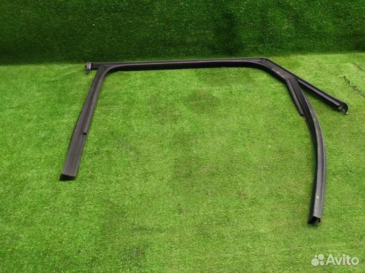 Направляющая стекла задняя правая Skoda Karoq