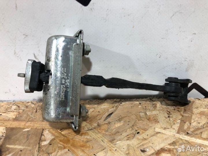 Ограничитель двери передний правый Opel Corsa D