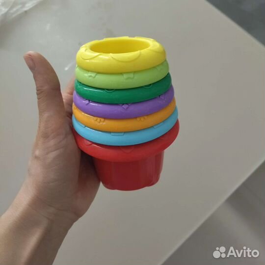 Маленькие обезьянки от игры и пирамидка