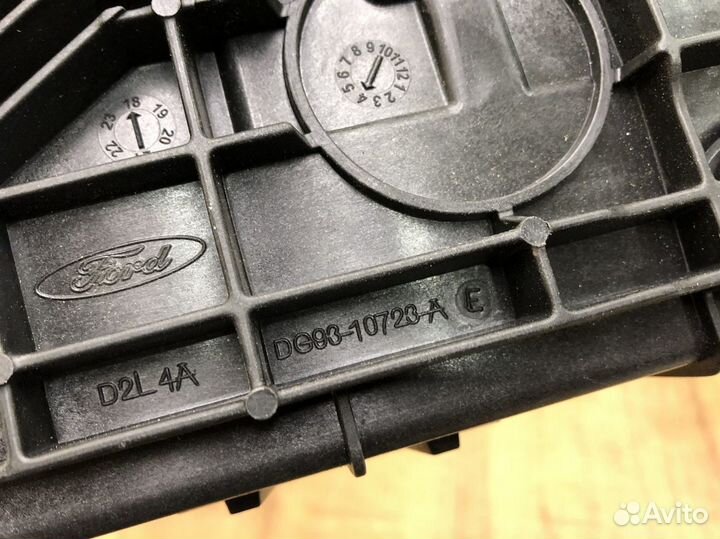 Крепление аккумулятора (корпус, подставка) Ford Mo