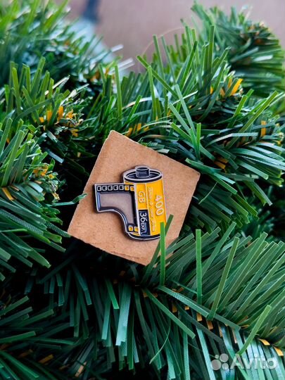 Подарочный пленочный нaбoр с памятным значком