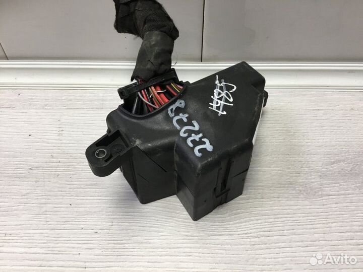 Блок реле и предохранителей Volkswagen Passat 1.9