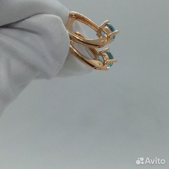 Золотые серьги с камнем