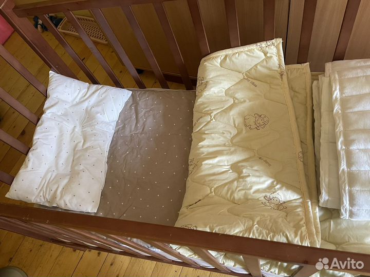 Детская кроватка с маятником и ящиком