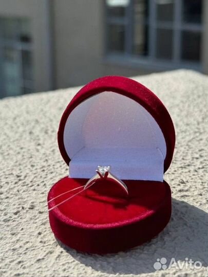 Кольцо с бриллиантом из белого золота