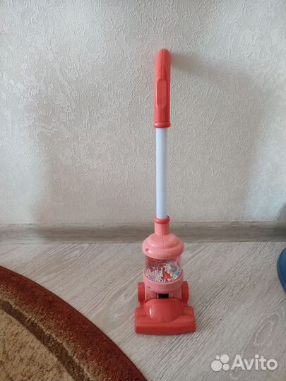 Игрушечный пылесос