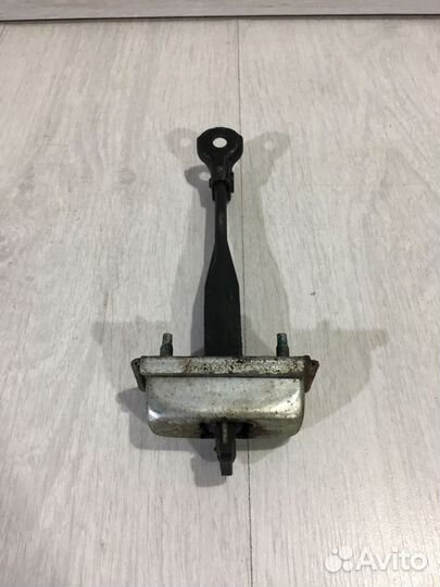 Ограничитель двери chevrolet cruze 1.8 мт седан