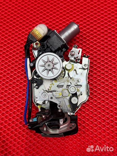 Замок двери задний левый Toyota Roomy M900A 1KR-FE