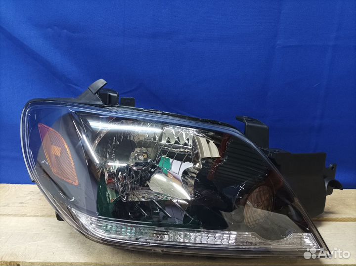 Фара правая Mitsubishi Outlander 1 2003-2008